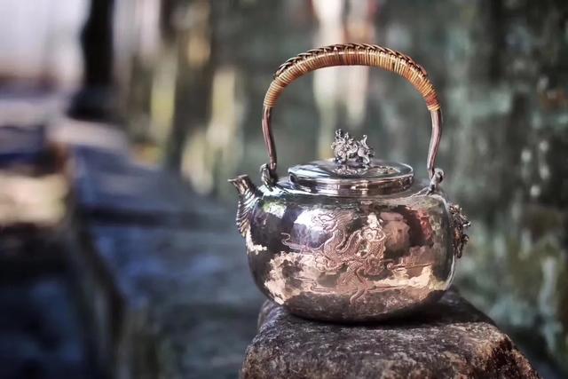 银壶银杯煮茶喝茶好吗,泡茶为什么用银壶煮水比较好