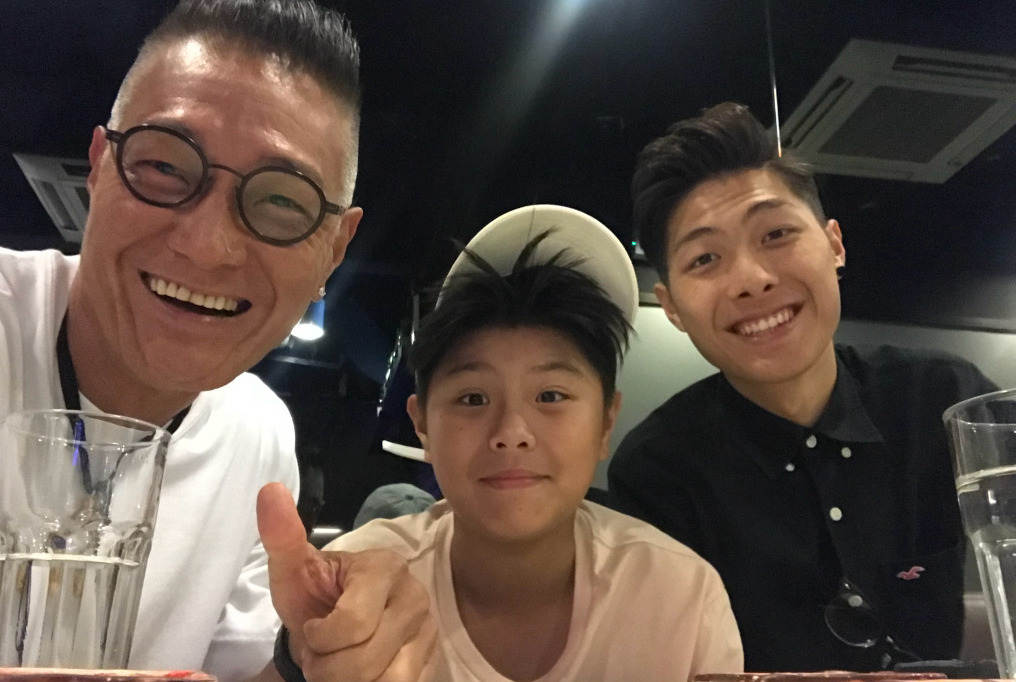 一众港星冒雨踢足球，吴岱融萧正楠浑身湿透，卢惠光父子罕见露面