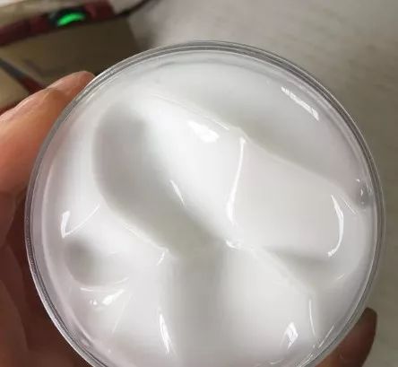 女生睡觉时擦身体护肤乳,女人睡前用它擦脸皮肤白白嫩嫩