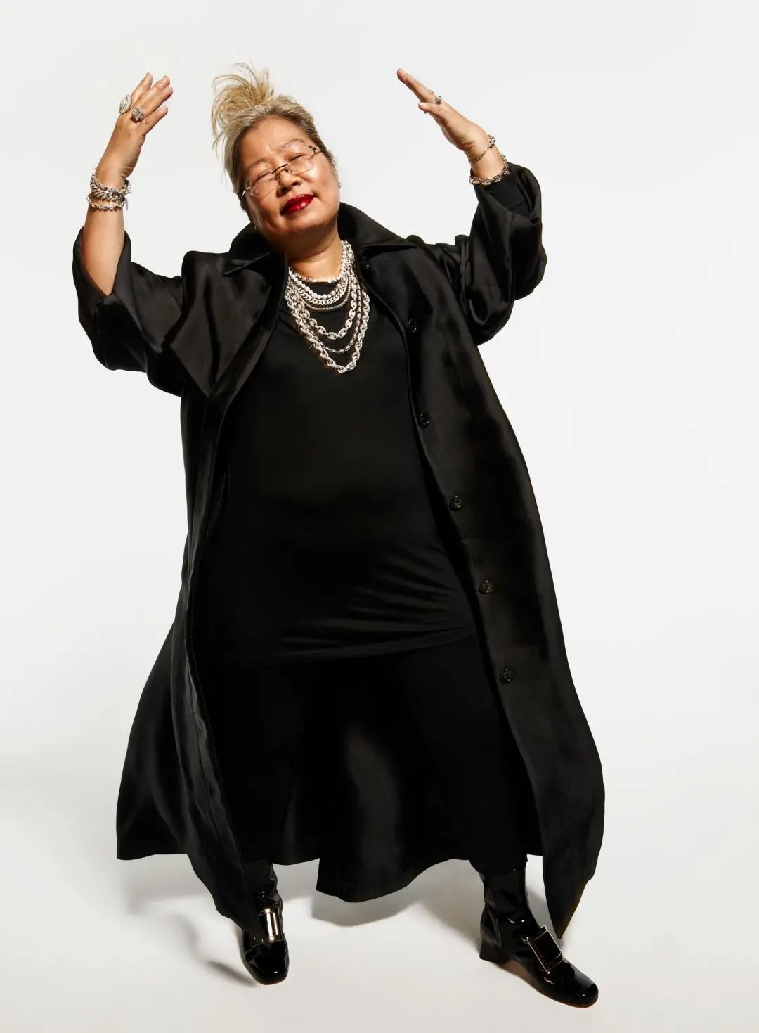 广东大妈开挂人生：靠金链称霸美国嘻哈圈，还被碧昂丝叫妈妈