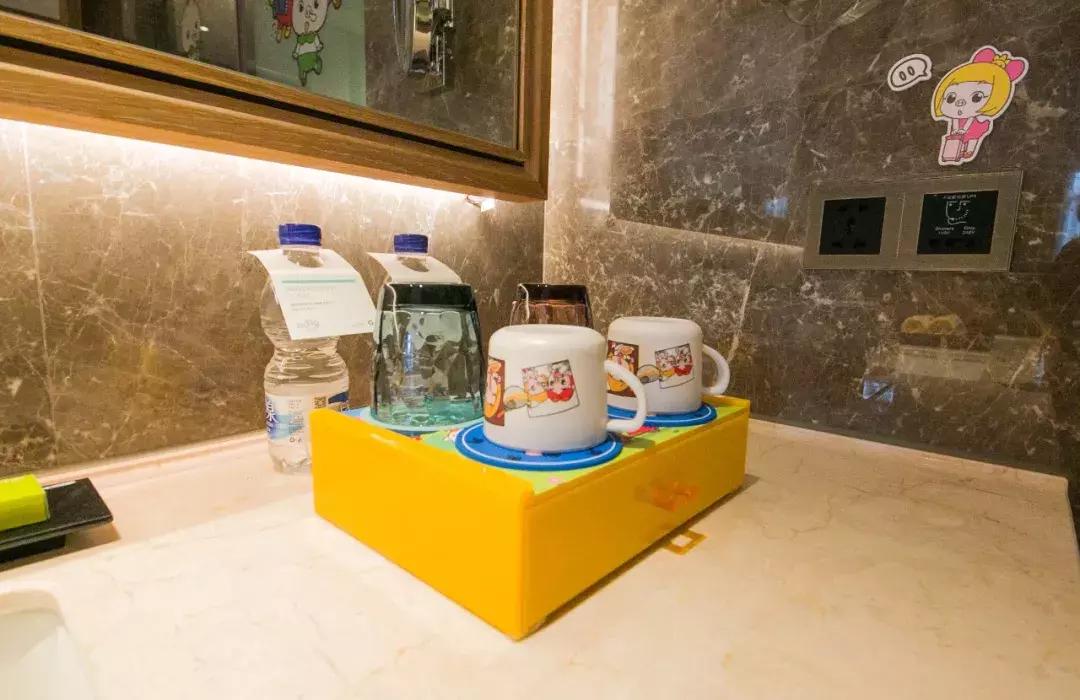 躺酒店床上看风景,躺在星级酒店房间床上看电视