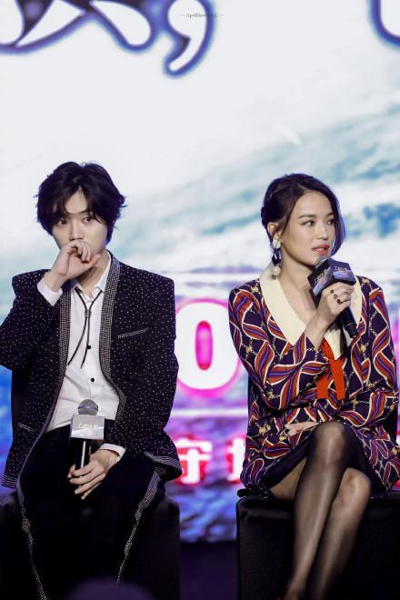 意外真摔光脚退场，粉丝滤镜被她狠怼，舒淇还是那个任性女侠啊