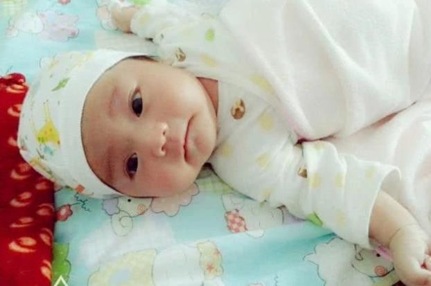 爸爸睡觉时呼噜声太大，宝宝做出一个动作，让一旁的妈妈笑喷