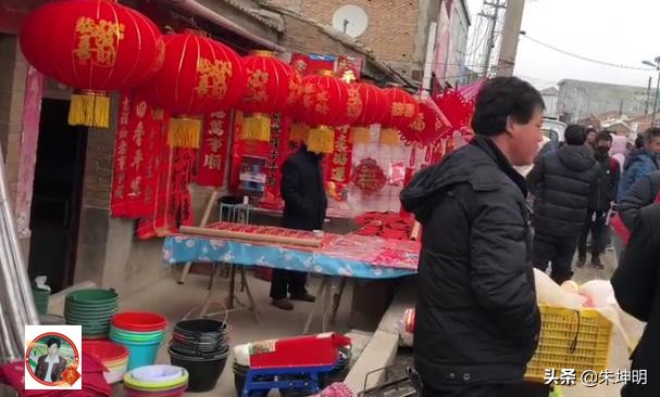 朱坤明：过年喜欢在下水道放一根蜡烛，贴春联挂灯笼，放烟花鞭炮