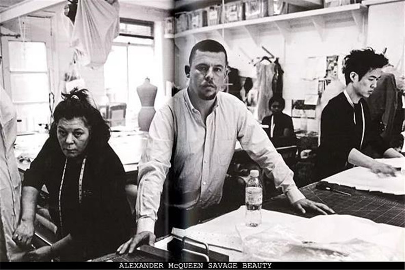 Gaga最爱的设计师麦昆，用自己受虐的经历，创作无数举世设计