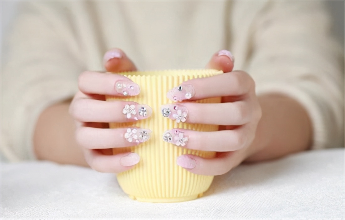 美甲的甲片怎么贴才能更牢固,美甲的甲片怎么贴才能更结实