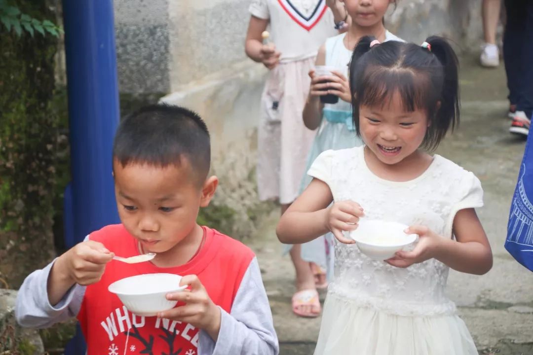重岩叠嶂的峰峦,重岩叠嶂的山峰