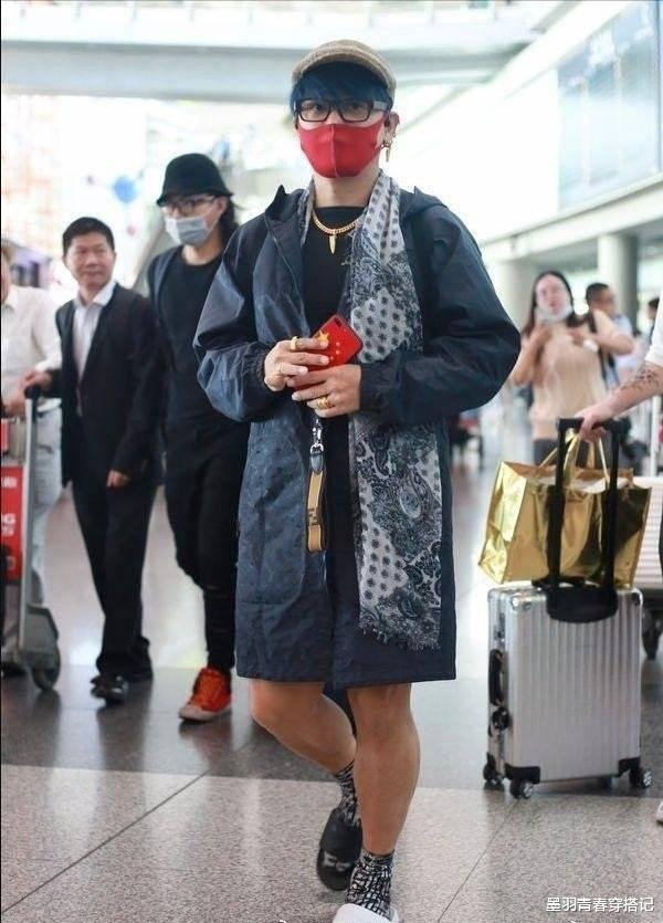 陈志朋回归低调?背3个LV包走机场,走哪都带着五星爱国手机壳