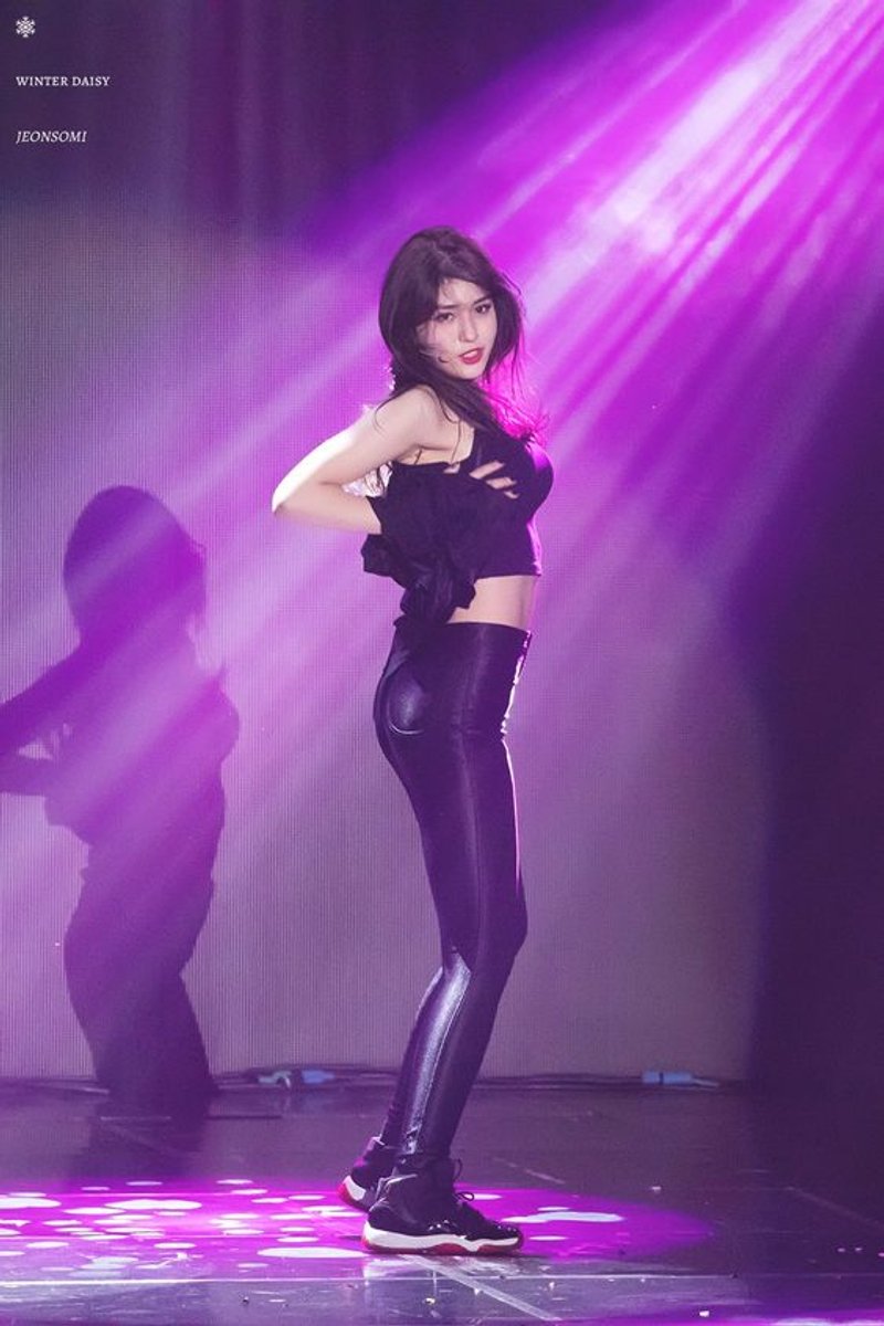 又甜又潮的正妹不多了！这位妹子全身Supreme脚踩AJ1倒钩太正