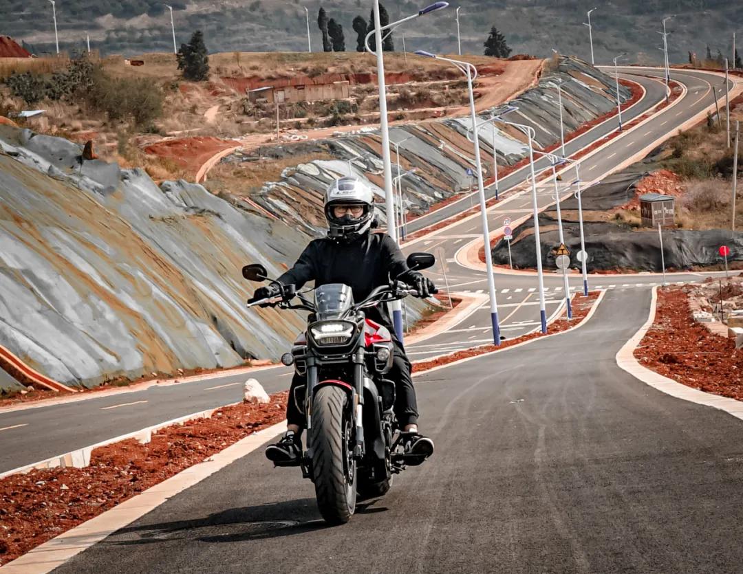 动力保持，换挡离合更轻—胖虎试驾大排V缸巡航龙嘉V霸650