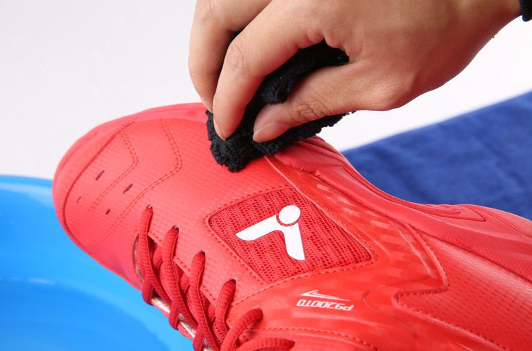 球鞋鞋底变黄是怎么回事,麦昆透明鞋底变黄怎么办