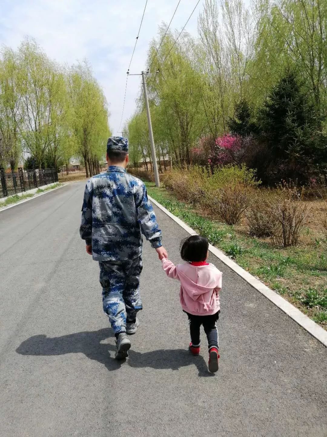 军爸给军娃惊喜视频,军爸送给军娃的六一礼物