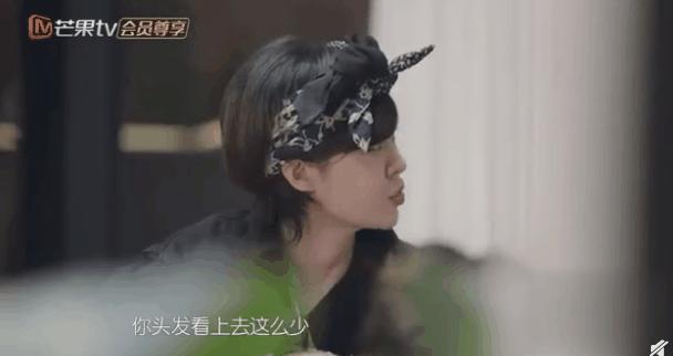 王祖贤状态52岁肤白貌美头发浓密,52岁王祖贤笑颜红唇发量惊人