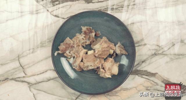 猪大骨和猪肚炖汤,猪大骨家常简单的炖汤过程