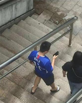 输的心服口服!申花球迷穿贝尔11号球衣提气恒大球迷喊申花加油