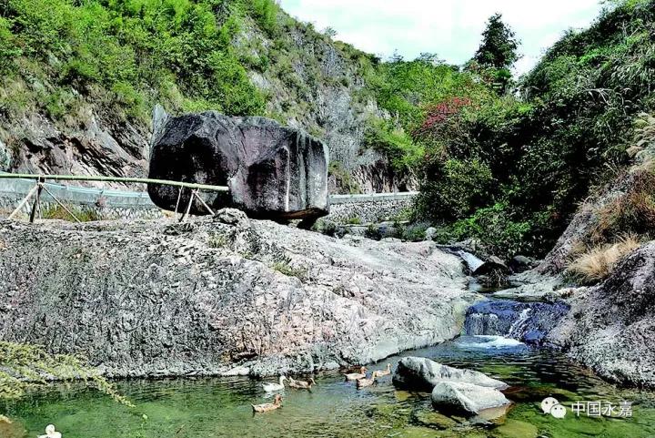 家家门口有捣臼，一座四合院曾住近百人，这里就是永嘉最东的村庄