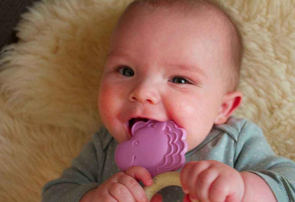 宝宝总是往嘴里放什么,宝宝老是乱吃东西放嘴里