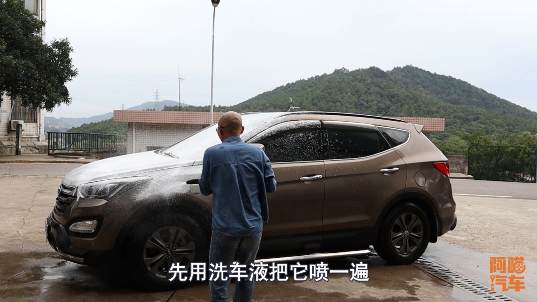 车子半个月没洗了,车子没开几天就脏了