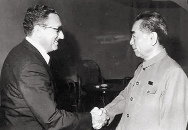 记者故意刁难周总理:为何要用美产钢笔?他的回答让记者羞愧