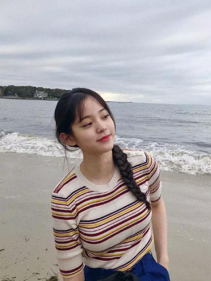 欧阳娜娜穿着匡威的经典款出镜,欧阳娜娜有所有的匡威