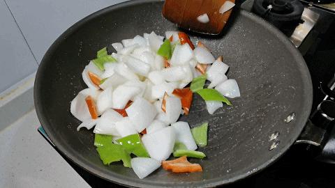 洋葱和鸡蛋怎么炒好吃加什么调料,洋葱炒鸡蛋百吃不厌味道好极了