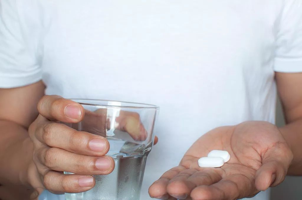 睡觉时流口水是什么原因怎么治,睡觉流口水的原因和治疗方法