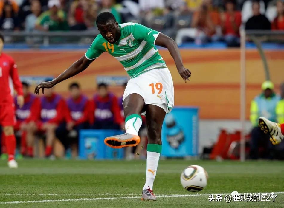 足球正脚背射门支撑脚站位,足球脚弓推射与脚内侧踢球的区别