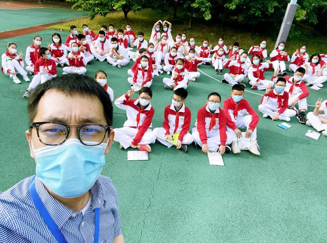 “嘿，我们开学啦！”今日返校师生自拍留念这一刻