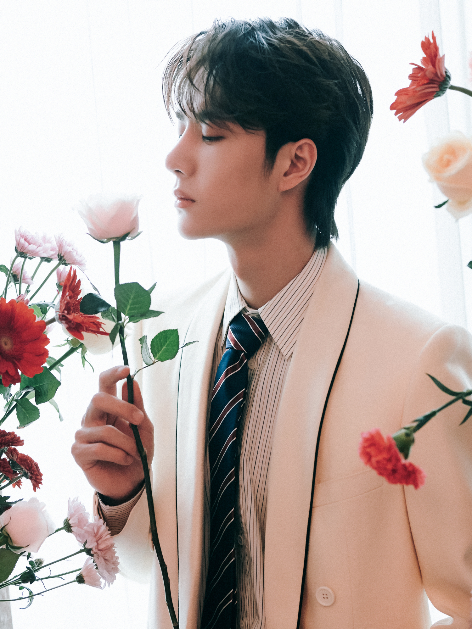 “百变酷盖”王一博,穿燕尾服骑摩托车,黑马王子变魔术师?