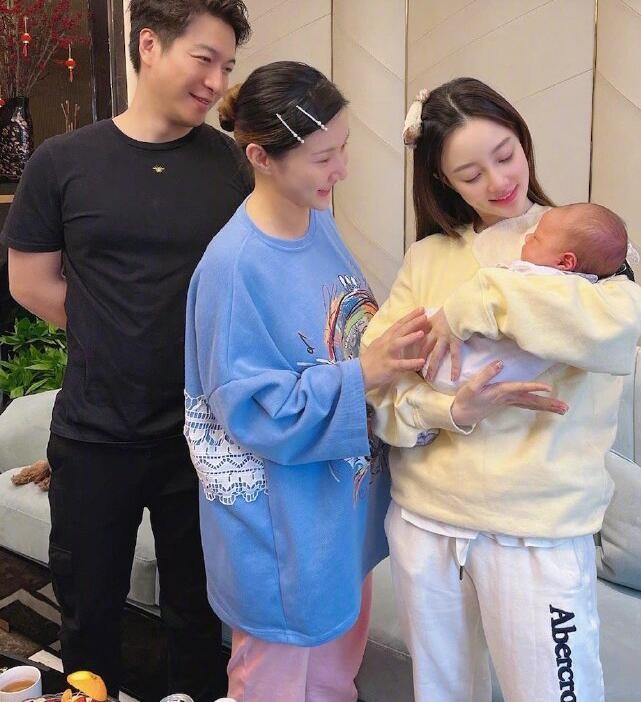 李小璐39岁还是少女，在家穿短裤和猫互动，嘟嘴亲猫好可爱