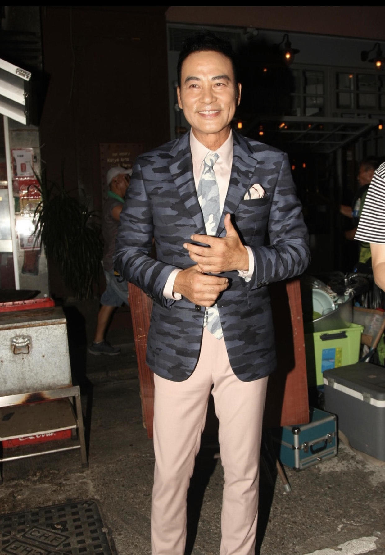 任达华穿粉紫红衣服西装,任达华穿什么颜色裤子好看