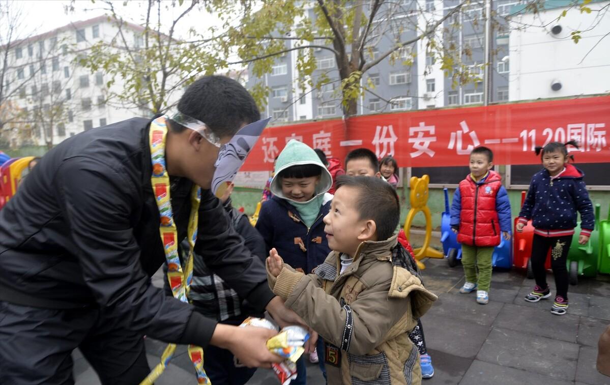 街上碰到人贩子光大喊没用，掌握5种求救方法，才能真正帮到你