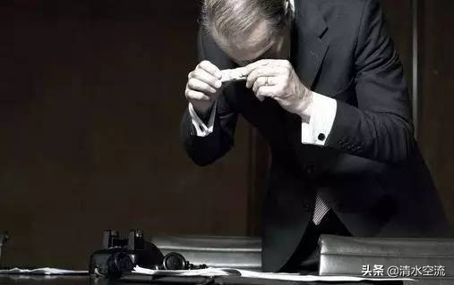 他是花花公子，是伦敦夜总会里最受欢迎的人，但他却是一个克格勃