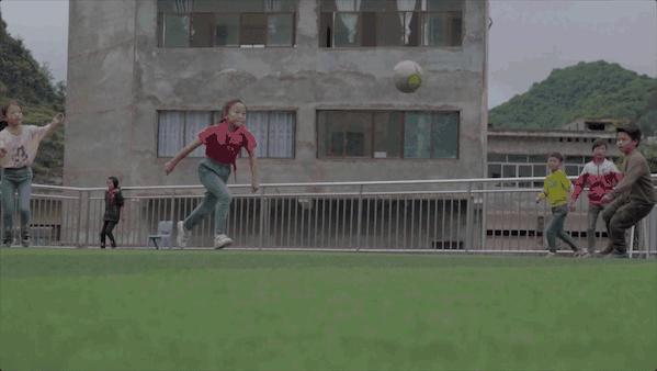 农村小女孩逆袭改变命运,贵州十一岁女孩踢足球