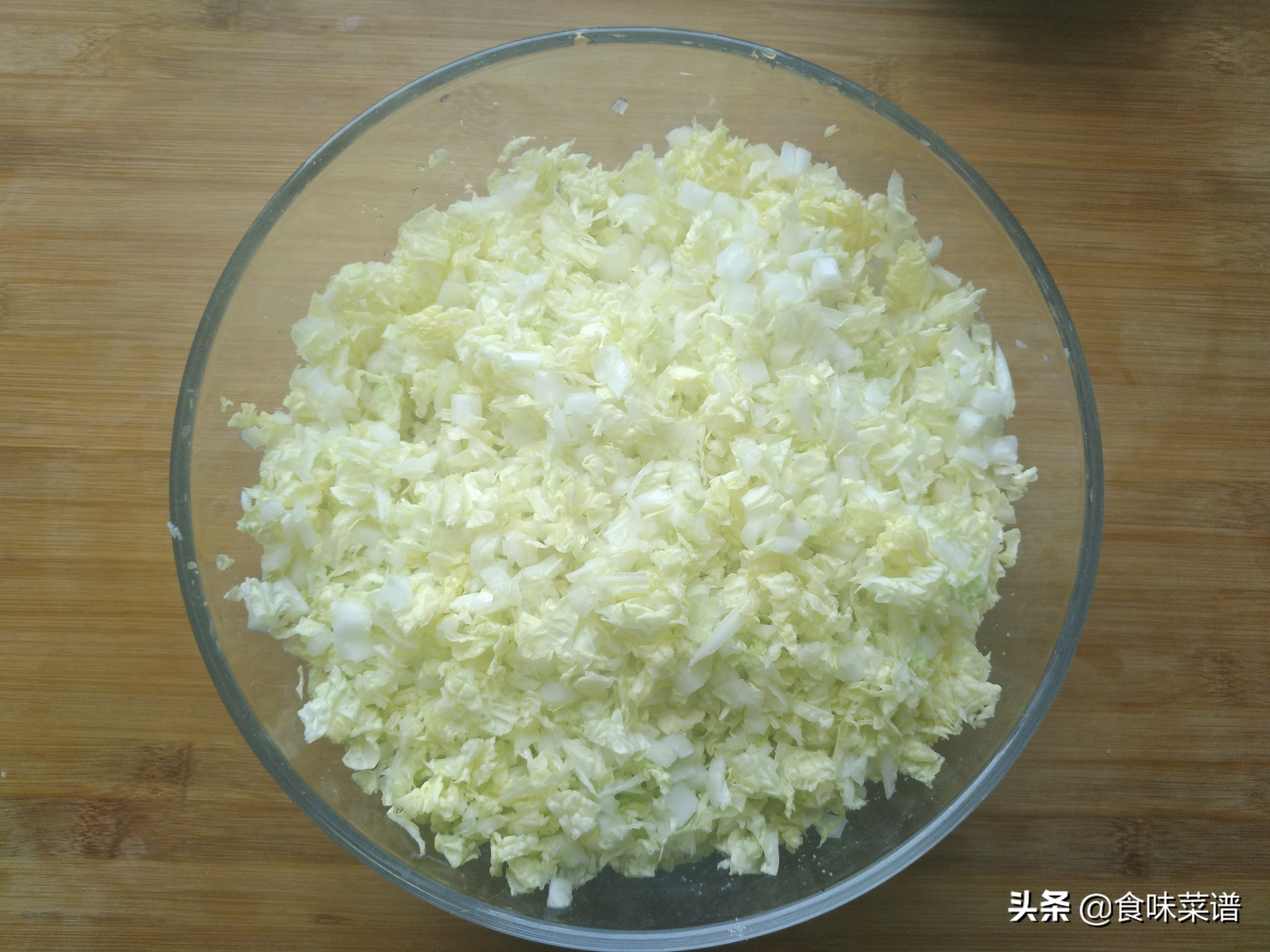 教你白菜肉包子的做法,皮薄馅大,上锅蒸记住这一步,松软不塌陷