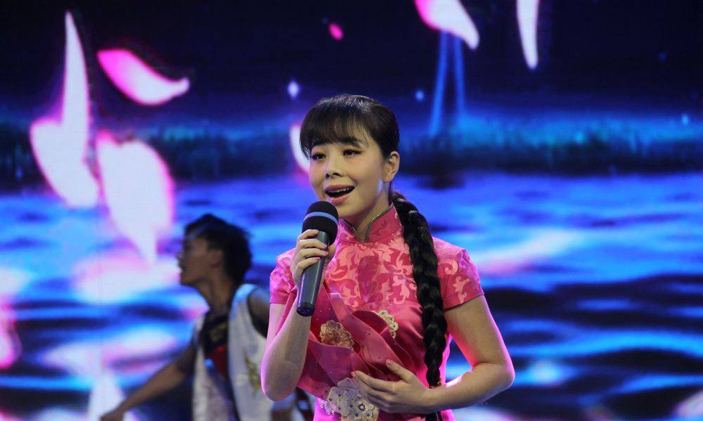 农村土丫头王二妮近照 (旧版的王二妮视频)