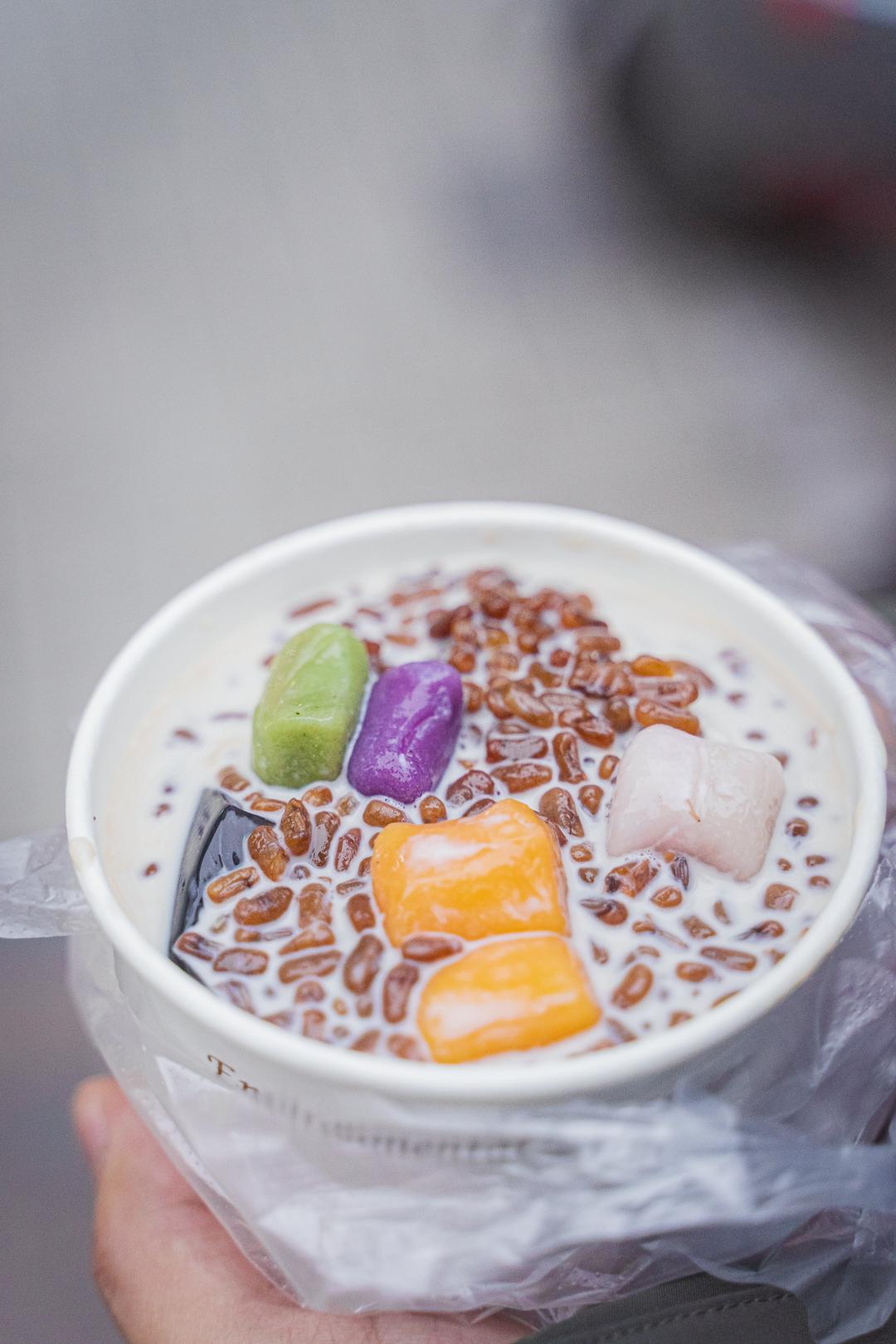 就这家连门都没有的2㎡小店,居然能在上海红17年?