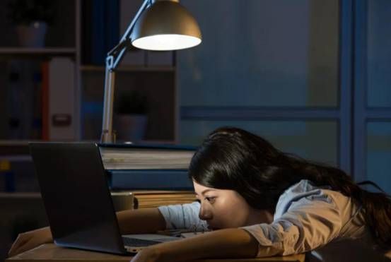 熬夜牙龈肿痛有什么特效药,熬夜抽烟上火导致牙龈肿痛