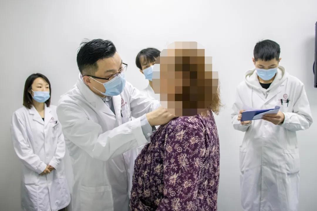 最近减肥为什么脖子肿了,突然胖了然后减了药量又瘦了一点