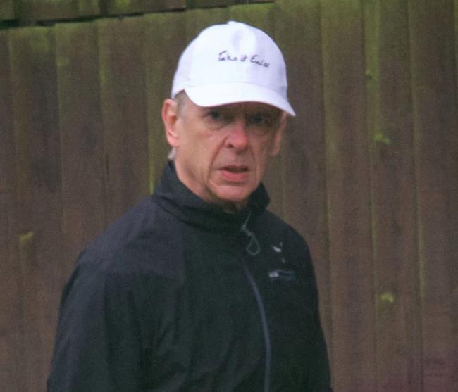 满不在乎？温格不戴口罩在公园晨练，头戴“别慌，放松一点”帽子