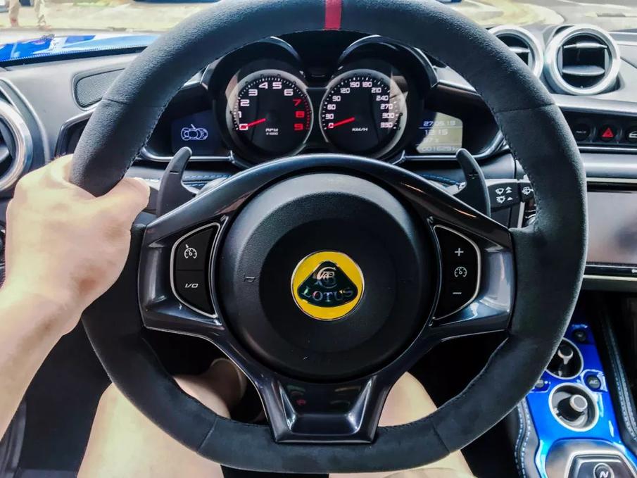 开跑车上下班是什么感觉,开跑车拉顺风车什么体验