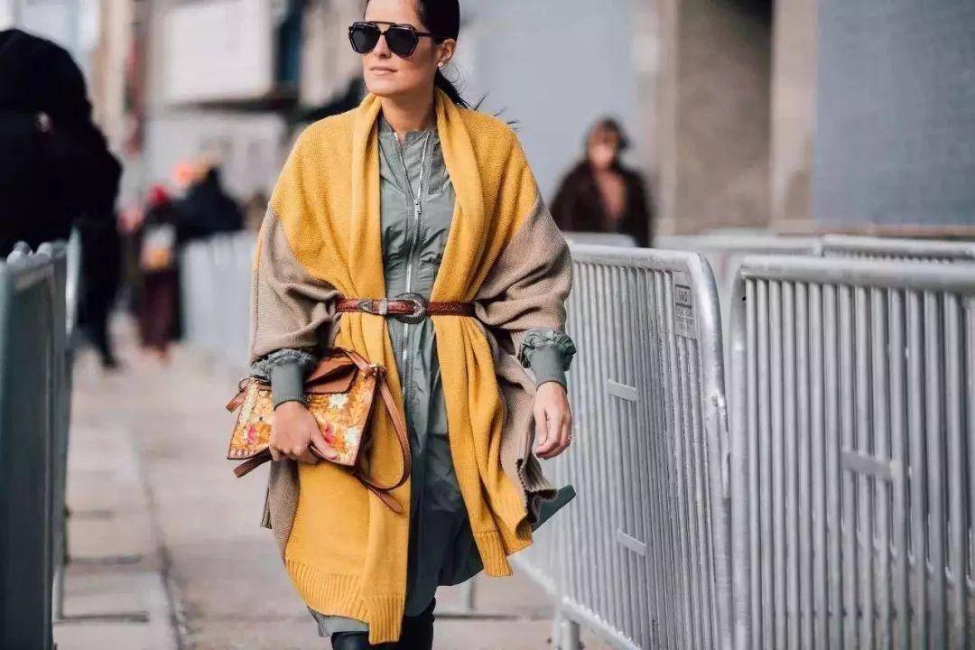 时尚轻奢感明星系列羊羔绒围巾,最潮的围巾的15种戴法超级实用