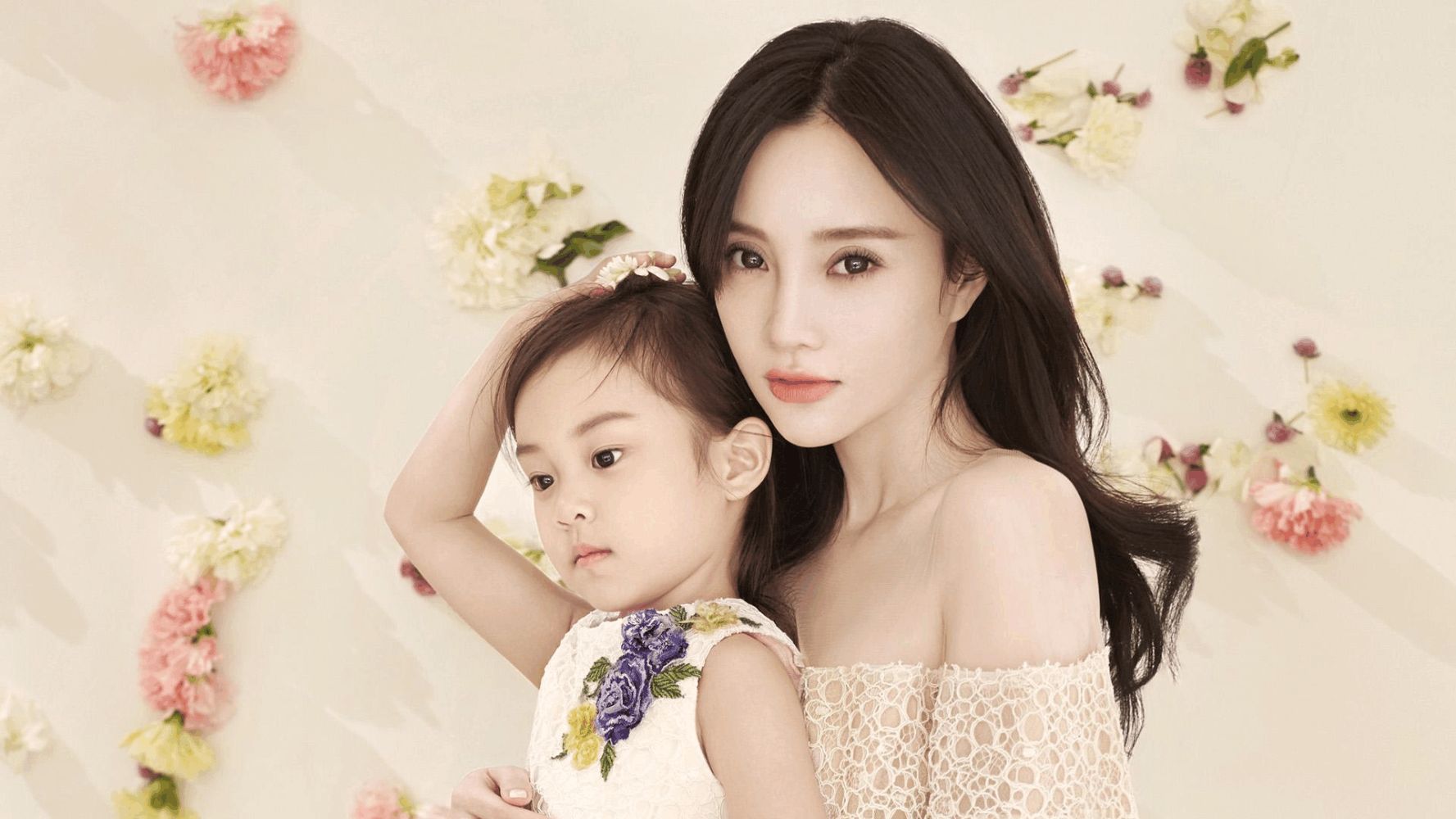 李小璐甜馨北京游玩，身穿亲子装场面温馨，小璐齐刘海颜值高