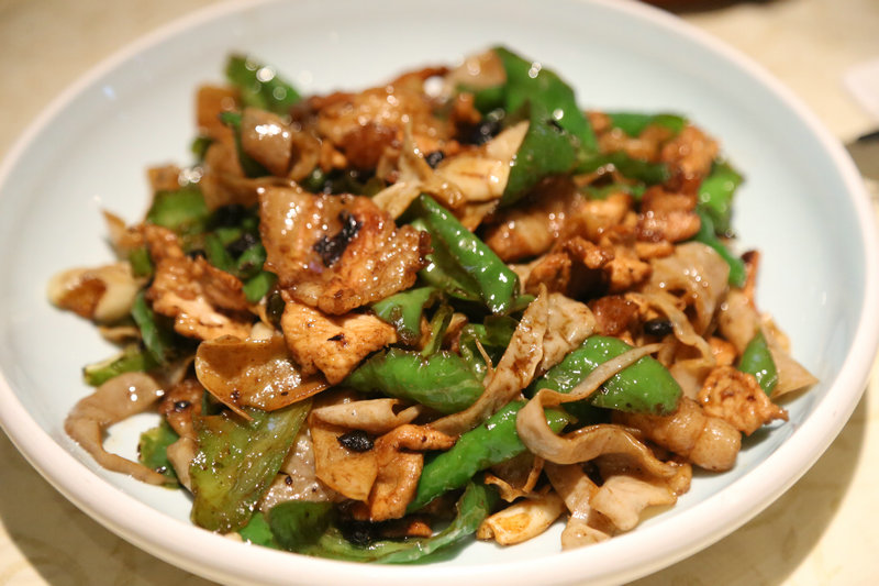 这家虾铺有搞作，在红色的海洋中剥龙虾看球，好热闹