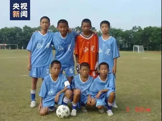 独腿男子拄拐杖射门,独腿小伙球场内拄拐飞奔热血射门