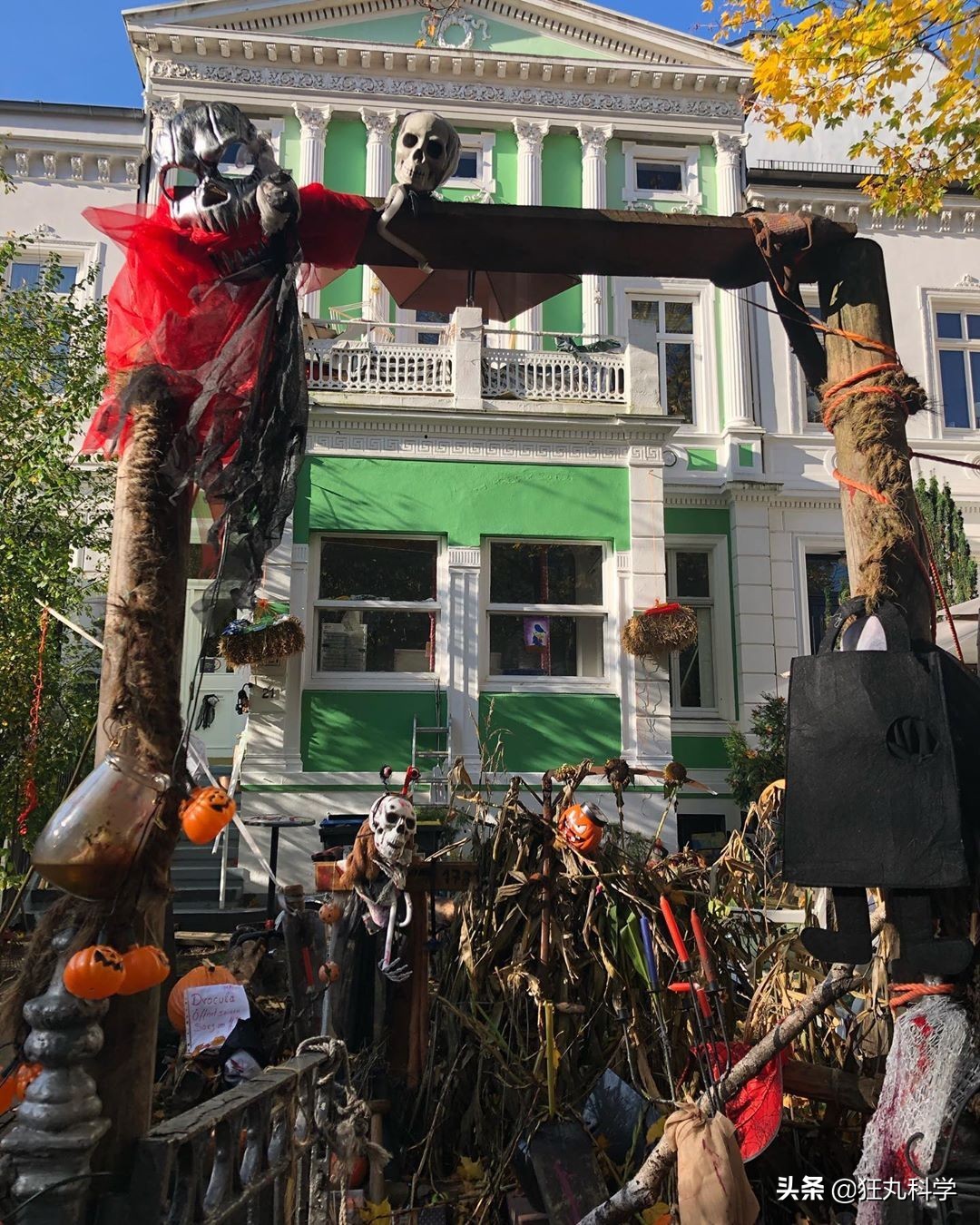 为过万圣节把房子改成鬼屋吓坏数千人，幸好我和这个老哥不是邻居