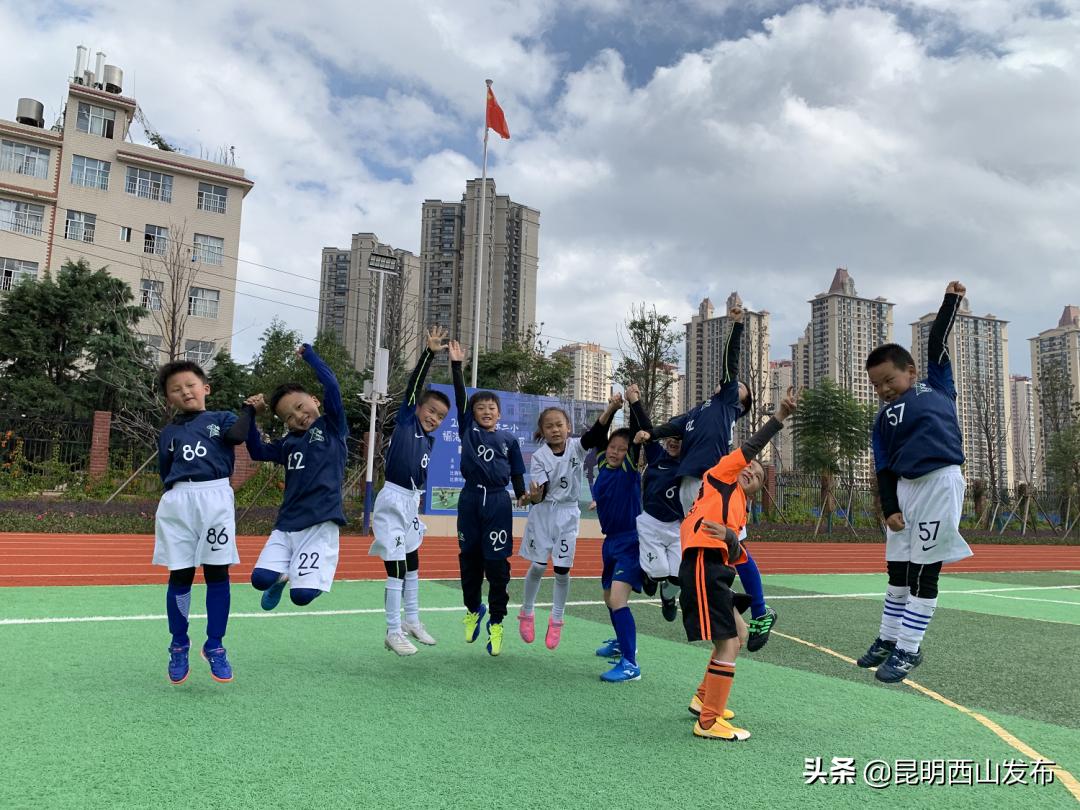 校园足球联赛充满激情,沙湾路小学班级足球联赛火热开赛