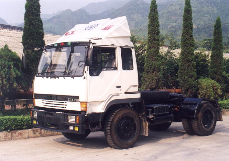 40年前的牵引车,50年红岩卡车