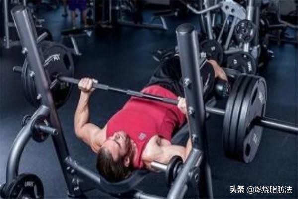 想练胸肌要补什么营养,想要练胸肌该怎么练