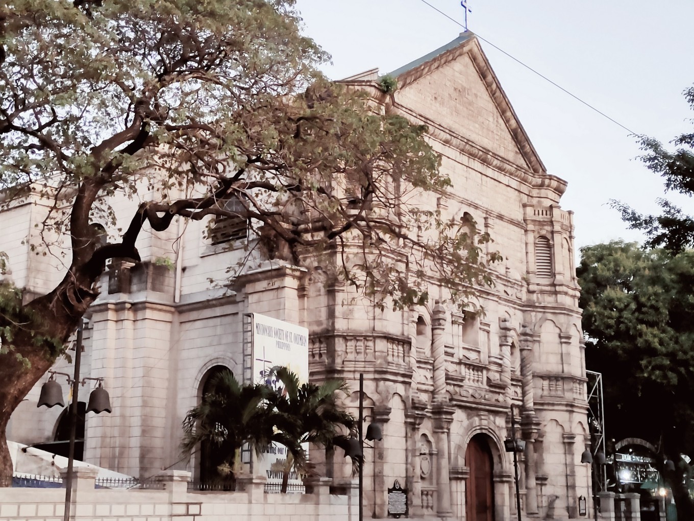 实弹射击or公墓拍大片？| 跟90后小伙儿在马尼拉“玩儿很野”